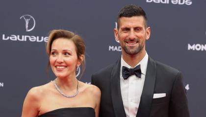 El tenista serbio Novak Djokovic y su pareja Jelena Djokovic su llegada a la gala de entrega de los Premios Laureus, el lunes 22 de abril de 2024.