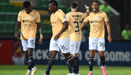 Los jugadores de Universidad Católica festejan un gol en Valledupar, Colombia, el 23 de abril de 2024. 