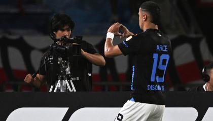 Alex Arce festeja el gol del empate de Liga de Quito, ante Junior de Barranquilla, el 23 de abril de 2024 en el estadio Metropolitano.