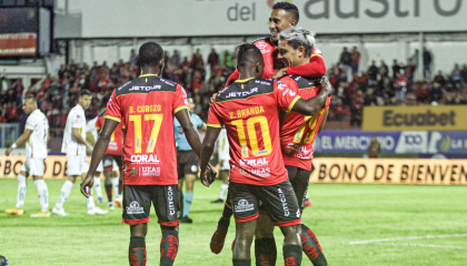 Los jugadores de Deportivo Cuenca festejan un gol ante Mushuc Runa, el 26 de abril de 2024.