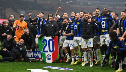 Los jugadores del Inter festejan el título de la Serie A de Italia, en San Siro, el 22 de abril de 2024.