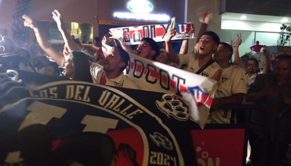 Cientos de hinchas de Liga de Quito apoyan al equipo a su llegada a Barranquilla, el 22 de abril de 2024.