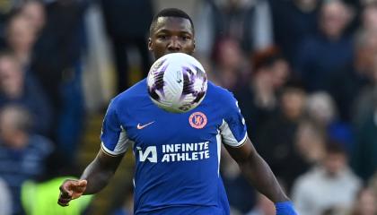 Moisés Caicedo mira el balón durante el partido de la Premier League inglesa entre Chelsea y Burnley en Stamford Bridge en Londres, el 30 de marzo de 2024.