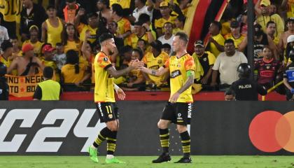 Damián Díaz celebra con su compañero Joao Rojas después de marcar un gol durante el partido entre Barcelona y Talleres de Argentina en el Estadio Banco Pichincha, el 10 de abril de 2024.