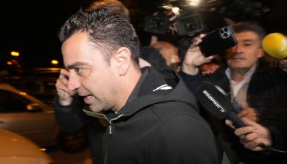 El técnico del FC Barcelona Xavi Hernández a su salida de la reunión que ha mantenido este miércoles 24 de abril de 2024 con el presidente blaugrana Joan Laporta en Barcelona.