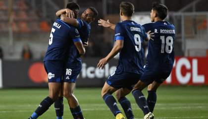 Los jugadores de Talleres festejan un gol ante Cobresal, por Copa Libertadores, el 25 de abril de 2024.