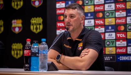 El director técnico interino de Barcelona SC, Germán Corengia, habla en la rueda de prensa tras la derrota ante Sao Paulo por Copa Libertadores, el 25 de abril de 2024.