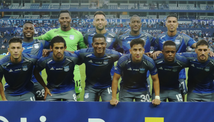 Los jugadores de Emelec posan para una foto en el estadio George Capwell, el 13 de abril de 2024.