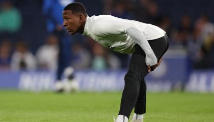 Pervis Estupiñán hace trabajos precompetitivos en la cancha del Chelsea, antes del partido por la Copa de la liga.