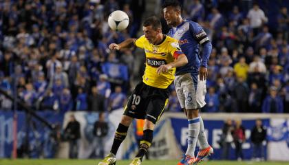 Damián Díaz y Pedro Quiñónez disputan una pelota en un Clásico del Astillero jugado en Nueva Jersey, el 10 de octubre de 2012.