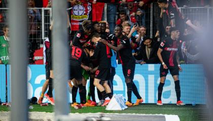 Jugadores del Bayer Leverkusen celebran el empate agónica ante el Stuttgart, por Bundesliga, este 27 de abril de 2024.