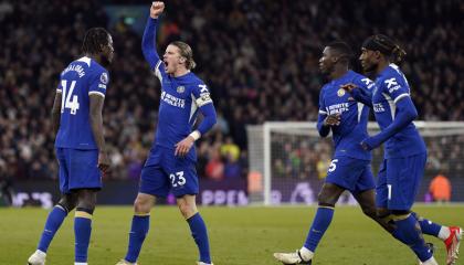 Los jugadores del Chelsea festejan el gol de Gallagher, ante el Aston Villa, el 27 de abril de 2024. 