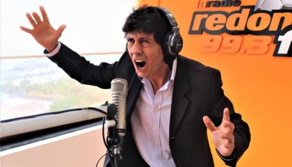 Javier Dávila durante un relato en la Radio Redonda.