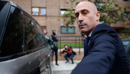 El expresidente de la Real Federación Española de Fútbol (RFEF) Luis Rubiales a su salida del juzgado de Majadahonda, Madrid, el lunes 29 de abril.