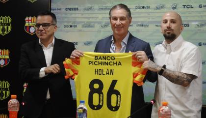 Ariel Holan (centro) con la camiseta de Barcelona SC durante su presentación como nuevo técnico, el lunes 29 de abril de 2024.