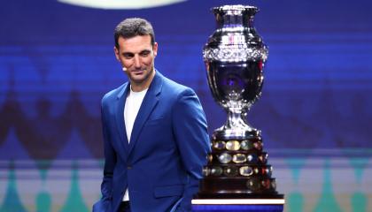 Lionel Scaloni, entrenador de Argentina, junto al trofeo de la Copa América durante el sorteo oficial del torneo, el 7 de diciembre de 2023 en Miami, Florida.