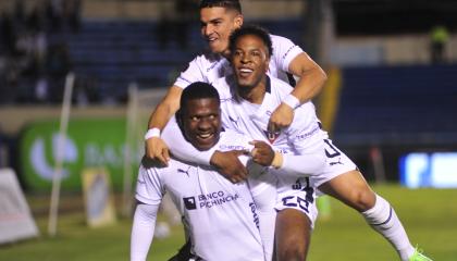 Jairón Charcopa, de Liga de Quito, celebra su doblete ante Libertad, este 30 de abril de 2024.