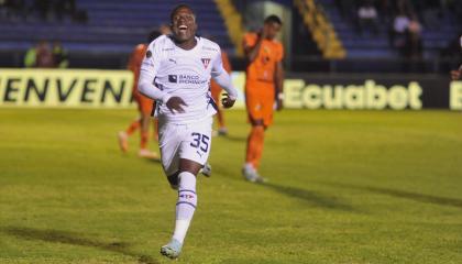 Jairón Charcopa celebrando su gol ante Libertad, 30 de abril de 2024.