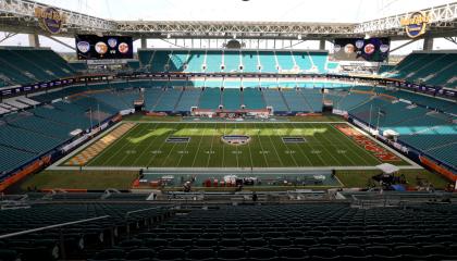 Imagen panorámica del Hard Rock Stadium, un escenario multiusos en el que se juega tenis, fútbol americano, fútbol y se realizan conciertos. Aquí se jugará la final de la Copa América, el 14 de julio de 2024.