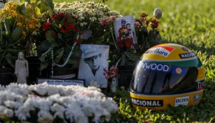 Fotografía de un casco y arreglos florales en la tumba del automovilista brasileño Ayrton Senna este miércoles 1 de mayo de 2024. 