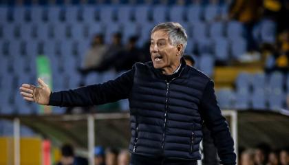 El técnico de Barcelona SC, Ariel Holan, dirige el partido frente a Universidad Católica este 1 de mayo de 2024.