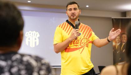 Antonio Álvarez, durante una reunión con socios de Barcelona, el 31 de octubre de 2023. 