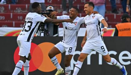 Los jugadores de Liga de Quito celebran un gol ante Botafogo, por Copa Libertadores, el 11 de abril de 2024.