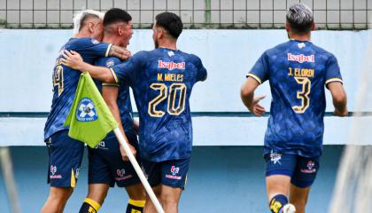 Jugadores de Delfín, durante un partido en el estadio Jocay, el 19 de abril de 2024.