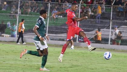 Fidel Martínez, de El Nacional, patea un balón ante Orense en la Fecha 11 de la LigaPro, el 3 de mayo de 2024.