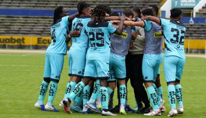 Jugadores de Cumbayá festejando su gol ante Macará, 4 de mayo de 2024.