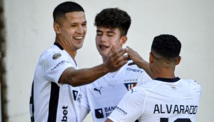 Jugadores de Liga de Quito festejando su gol ante Mushuc Runa, 4 de mayo de 2024.