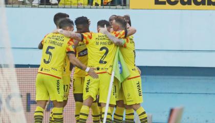 Los jugadores de Barcelona SC se abrazan tras un gol ante Delfín por la Fecha 11 de la LigaPro, el 4 de mayo.