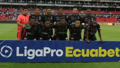 Jugadores de Técnico Universitario en el partido ante Liga de Quito, 27 de abril de 2024.