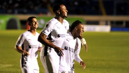 Michael Estrada festeja un gol, durante un partido de Liga de Quito, el 30 de abril de 2024.