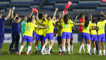 Las jugadoras de Brasil festejan el título del Sudamericano Sub 20 femenino, en Guayaquil, el 2 de mayo de 2024.