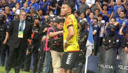 El jugador de Barcelona Joao Rojas antes de cobrar un tiro de esquina en el Clásico del Astillero, el 28 de abril de 2024.