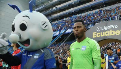 El arquero de Emelec en su ingreso a la cancha con la mascota del 'Bombillo', el 28 de abril de 2024.