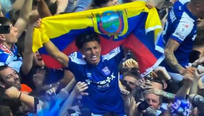 Jeremy Sarmiento con la bandera de Ecuador celebrando el ascenso del Ipswich Town a Premier League, 4 de mayo de 2024.