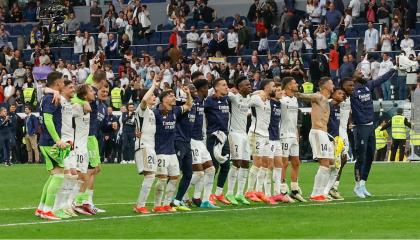 Los jugadores del Real Madrid saludan al finalizar el partido de la jornada 34 de la liga española ante el Cádiz en el estadio Santiago Bernabéu en Madrid, el 4 de mayo de 2024.