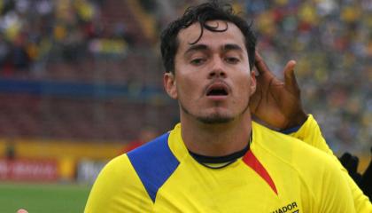 Jaime Iván Kaviedes celebra tras marcar el segundo gol de Ecuador contra Perú, en las Eliminatorias al Mundial de Sudáfrica 2010, el 21 de noviembre de 2007.