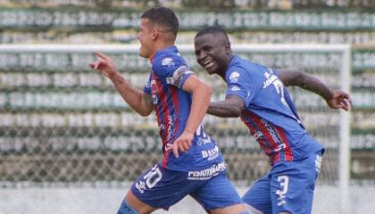 Jugadores de Deportivo Quito celebrando su gol ante SD Rayo, 5 de mayo de 2024.