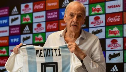 El entrenador de fútbol argentino César Luis Menotti, director de selecciones nacionales, habla durante una conferencia de prensa en Buenos Aires, el 25 de enero de 2019.