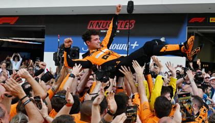 El piloto de McLaren, Lando Norris, celebra su primera victoria en la Fórmula 1, en Miami, el 5 de mayo de 2024.