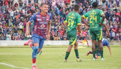 Un jugador del Deportivo Quito celebra un gol ante SD Rayo en la Segunda Categoría, el 5 de mayo de 2024.