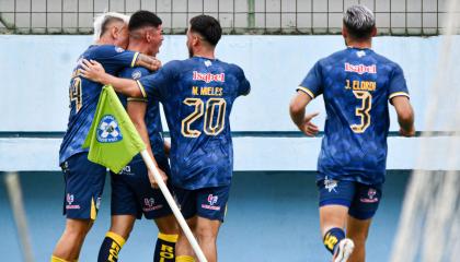 Jugadores de Delfín, durante un partido el 19 de abril de 2024.