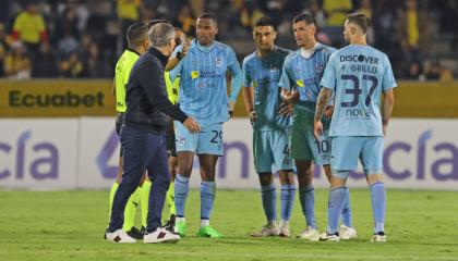 Jugadores de Universidad Católica, durante un partido en el estadio Olímpico Atahualpa, el 1 de mayo de 2024.