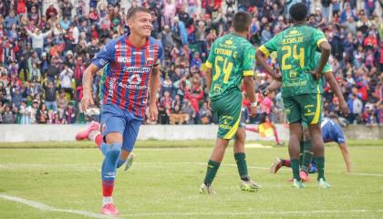 Jacobo Molina celebrando su gol ante SD Rayo, 5 de mayo de 2024.