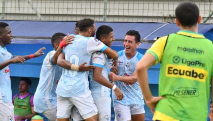 Jugadores del Manta celebrando su gol ante Gualaceo, 23 de abril de 2024.