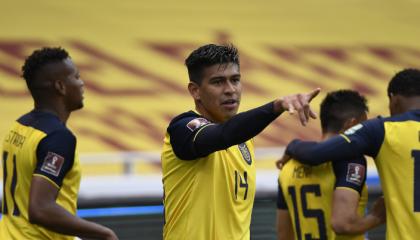 Xavier Arreaga celebra uno de sus tantos en la goleada ante Colombia, el 17 de noviembre de 2020.