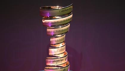 Imagen del trofeo senza fine, que se entrega al ganador de cada edición del Giro de Italia.